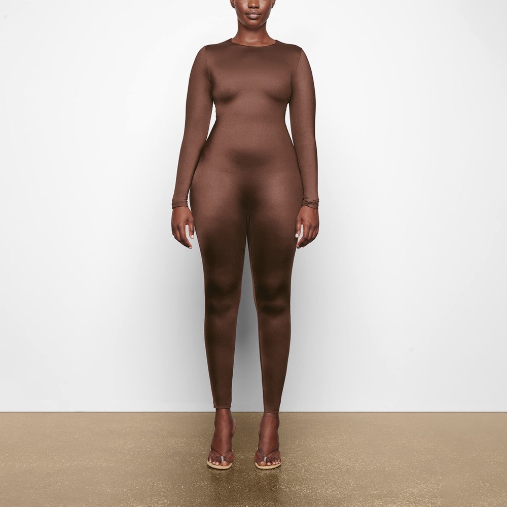 SKIMS ALL-IN-ONE SHINE CREW NECK LONG SLEEVE ONESIE in Cocoa NEW